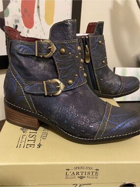 L'Artiste Spring Step Nailhead Blue